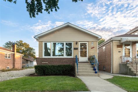 Casas en venta west chicago - 5 beds. 3.5 baths. 3,100 sq ft. 2,919 sq ft (lot) 3636 S Artesian Ave, Chicago, IL 60632. McKinley Park, IL Home for Sale. Beautiful and spacious single family home in McKinley Park. It has 3 bedrooms, separate dining room, kitchen, living room; and it has a rear addition for TV room.